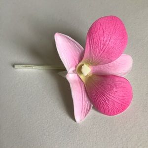 ✨ SOLD ✨ hair accessory flown in from Hawaii 🌺